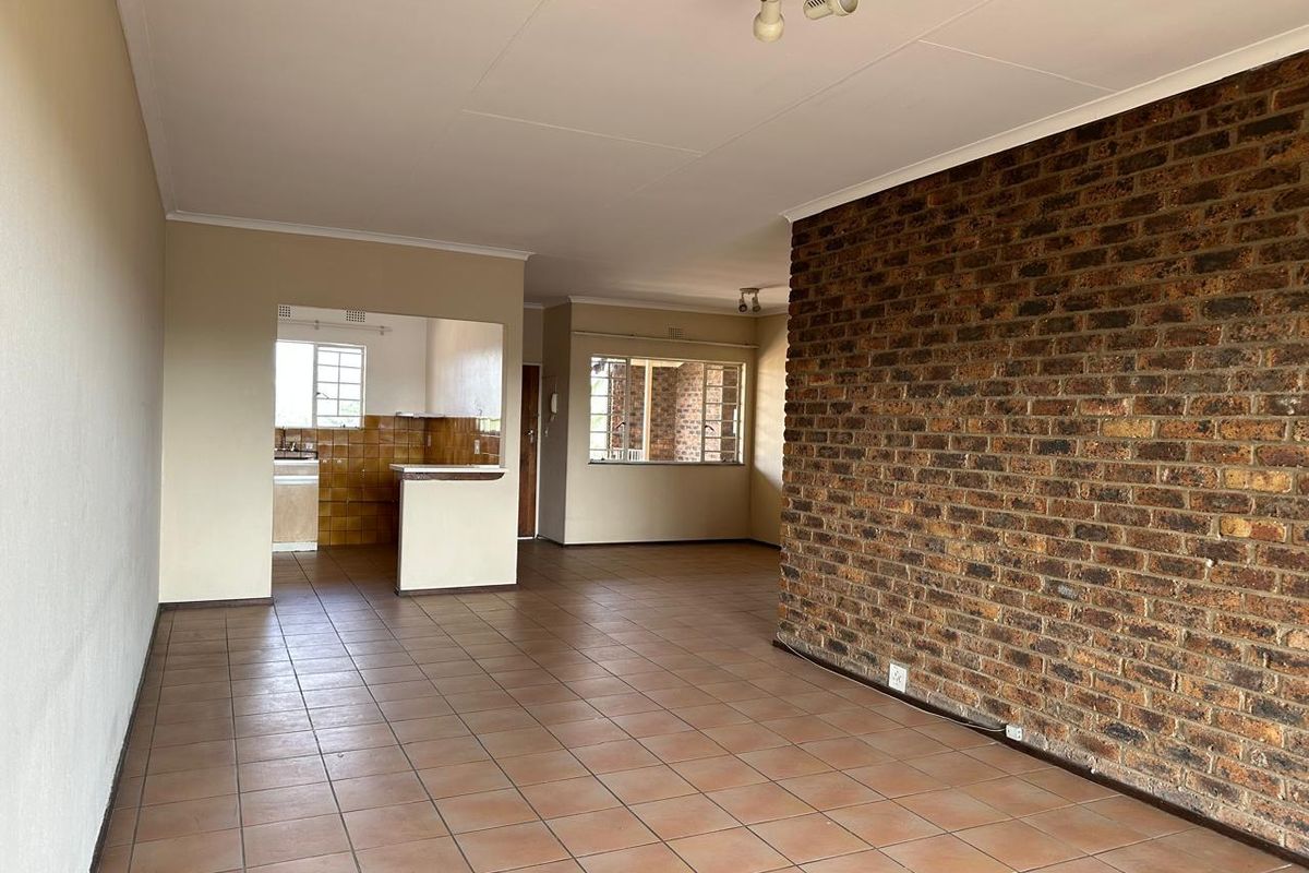 3-Bedroom 3rd floor Apartment TO LET in Eastleigh - Photo 2