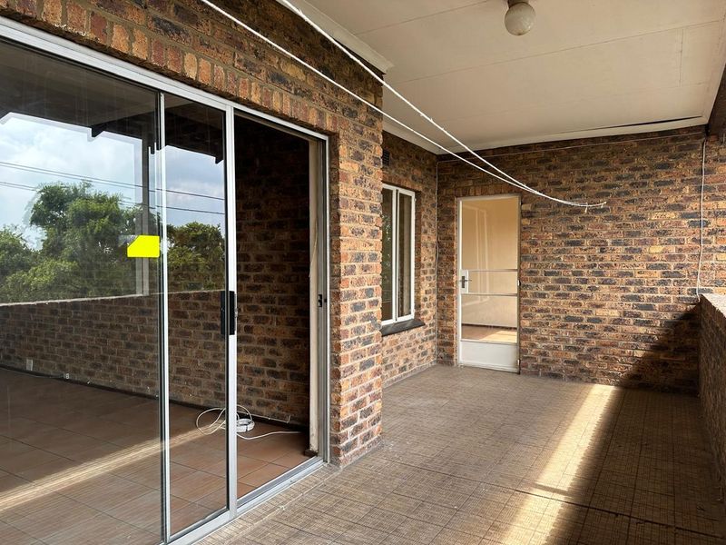 3-Bedroom 3rd floor Apartment TO LET in Eastleigh - Photo 4