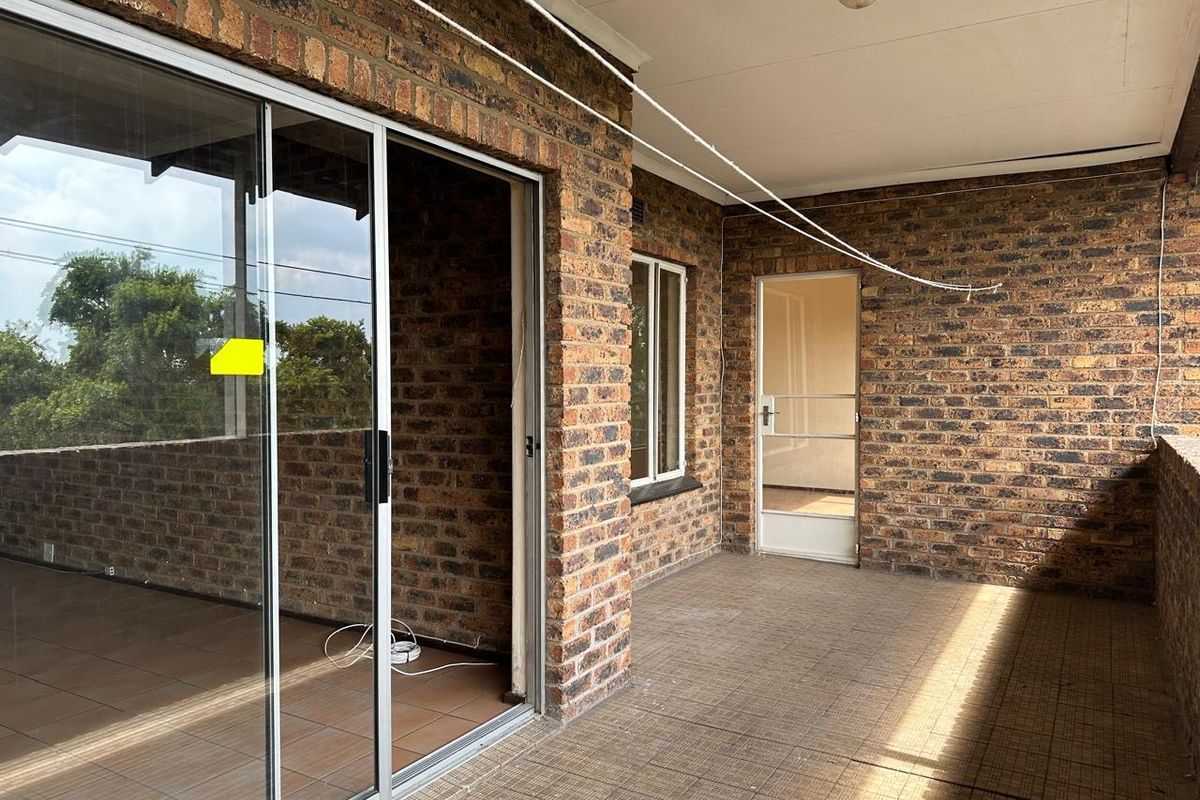 3-Bedroom 3rd floor Apartment TO LET in Eastleigh - Photo 4