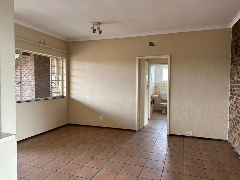 3-Bedroom 3rd floor Apartment TO LET in Eastleigh - Photo 3