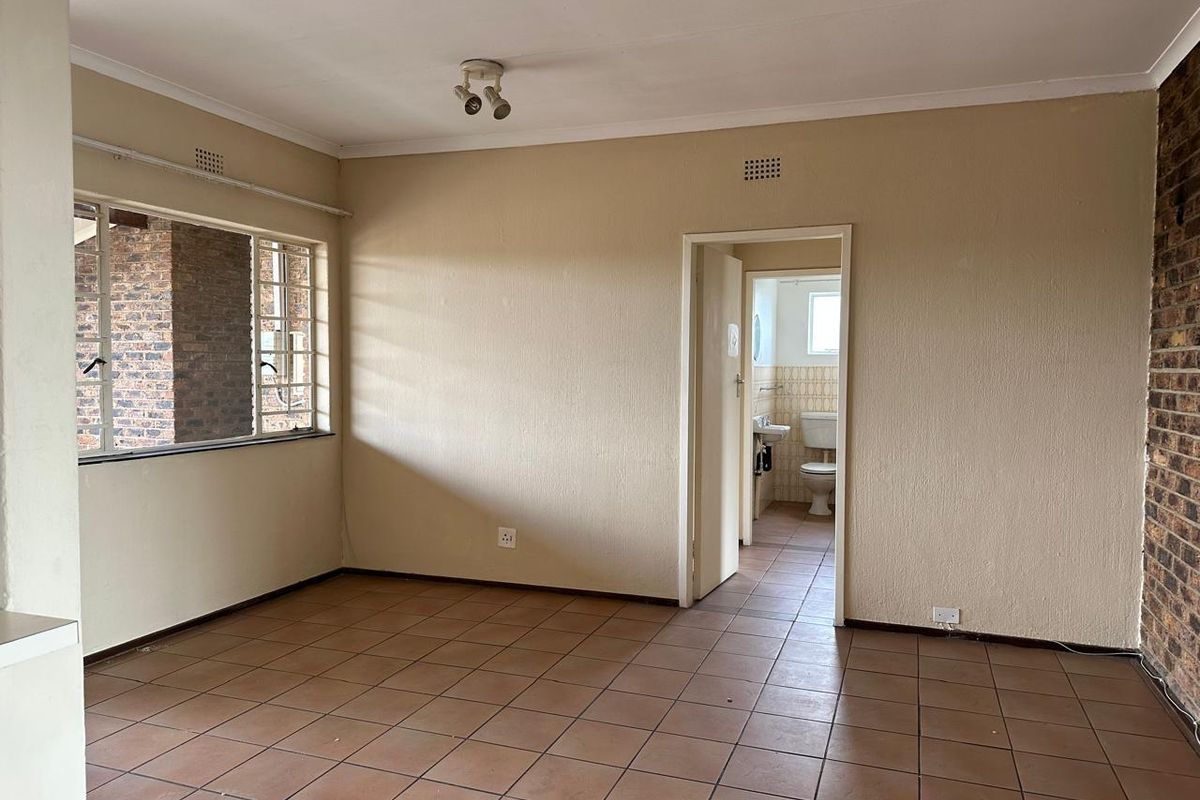 3-Bedroom 3rd floor Apartment TO LET in Eastleigh - Photo 3