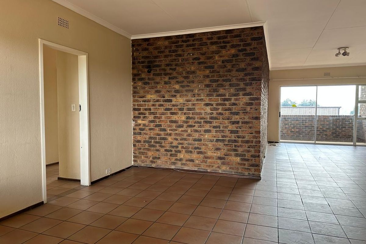 3-Bedroom 3rd floor Apartment TO LET in Eastleigh - Photo 5