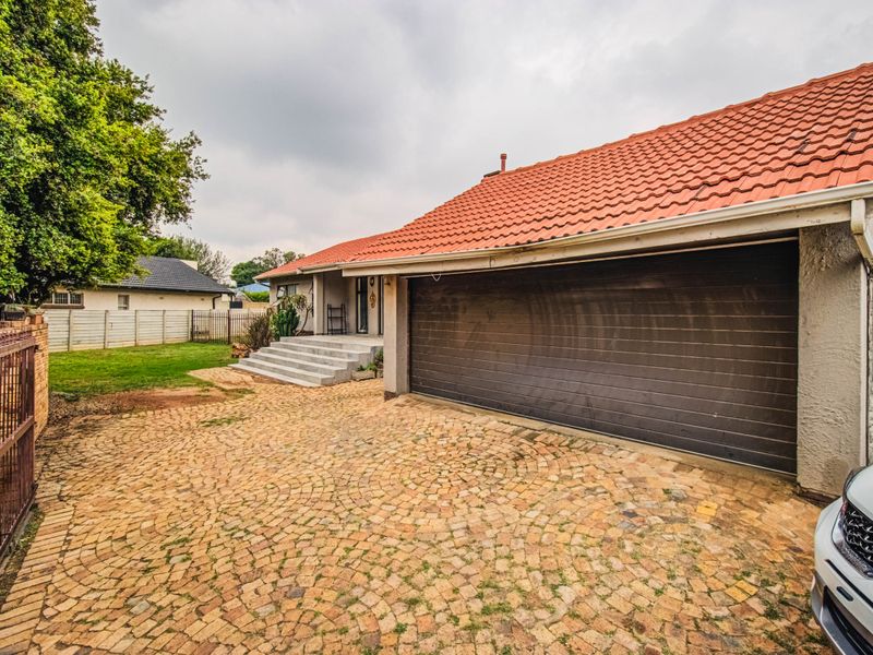 Modern 3 Bedroom 2 Bathroom Home in Buurendal - Photo 2