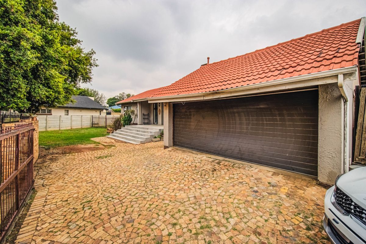 Modern 3 Bedroom 2 Bathroom Home in Buurendal - Photo 2