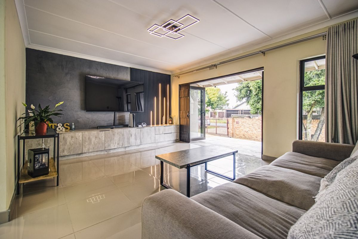 Modern 3 Bedroom 2 Bathroom Home in Buurendal - Photo 4