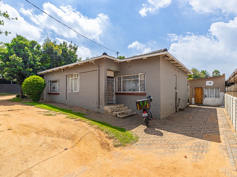 Investment property with rental income - Photo 2