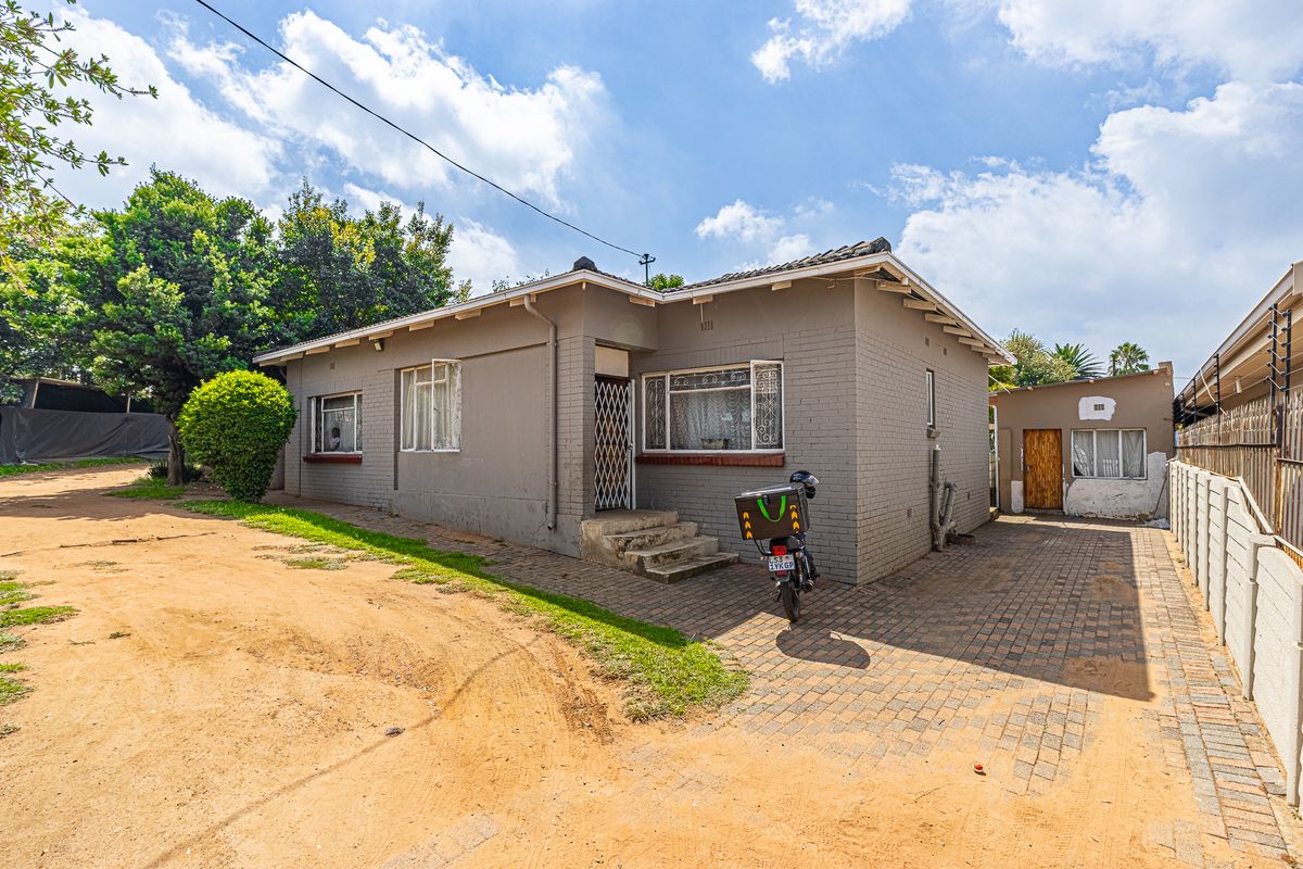 Investment property with rental income - Photo 2