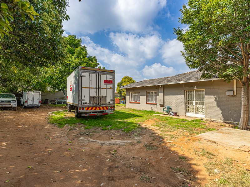 Investment property with rental income - Photo 3