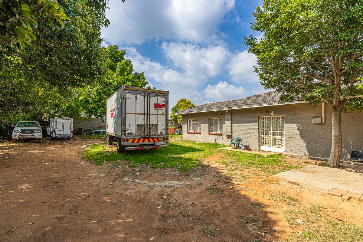 Investment property with rental income - Photo 3
