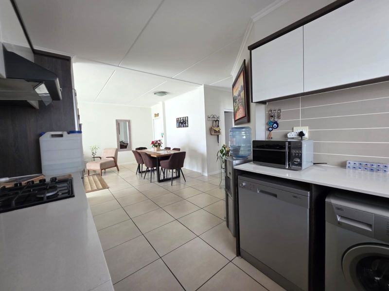 Stylish 3-Bedroom Apartment for Sale in Malakite, Greenstone Hill - Photo 8