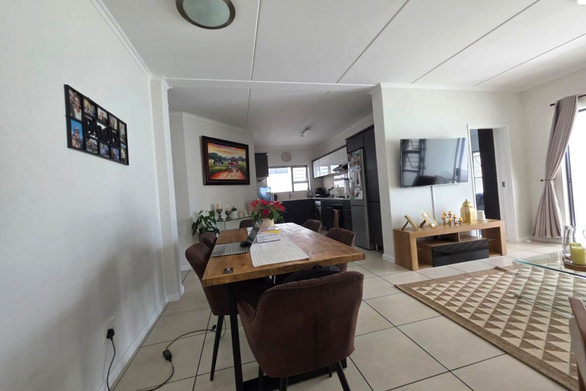Stylish 3-Bedroom Apartment for Sale in Malakite, Greenstone Hill - Photo 5