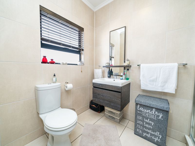 Elegant 2-Bedroom Apartment for Sale in Malakite, Greenstone Hill - Photo 7