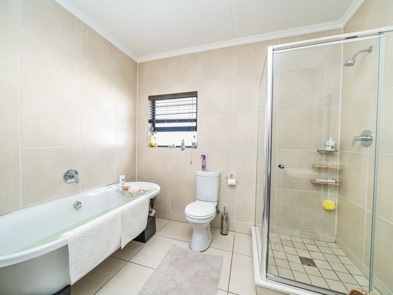 Elegant 2-Bedroom Apartment for Sale in Malakite, Greenstone Hill - Photo 6