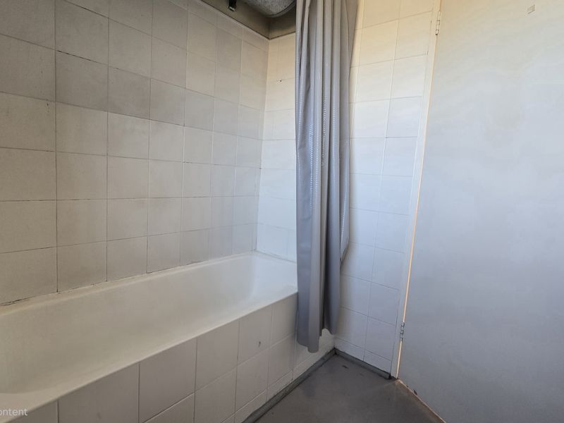 Spacious 1 Bedroom Apartment - North-Facing & Full of Light - Photo 9