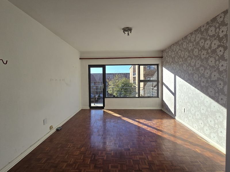 Spacious 1 Bedroom Apartment - North-Facing & Full of Light - Photo 2