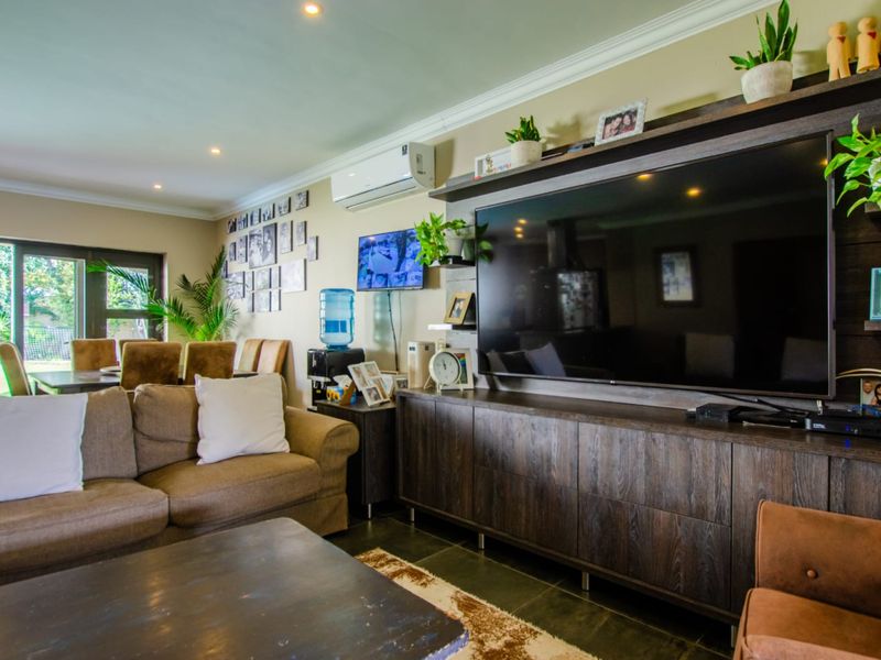 4 Bedroom House in Buurendal - Photo 7