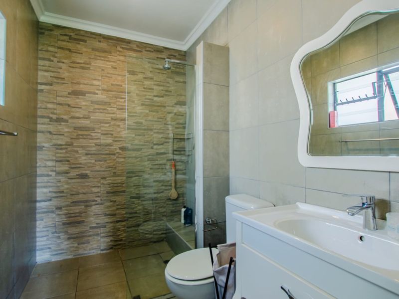 4 Bedroom House in Buurendal - Photo 9