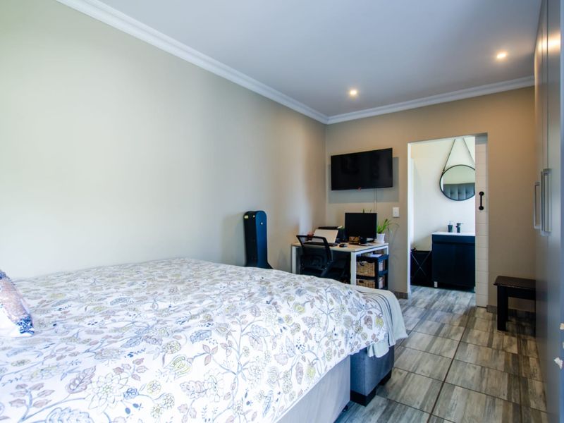 4 Bedroom House in Buurendal - Photo 10