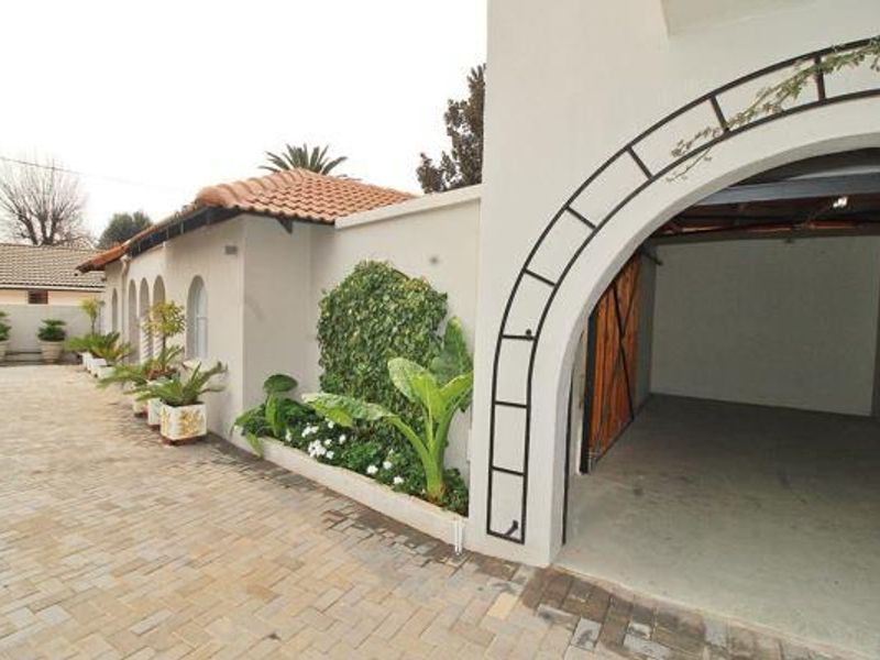 Stylish, Spacious & Secure – The Perfect Bedfordview Garden Apartment! - Photo 6