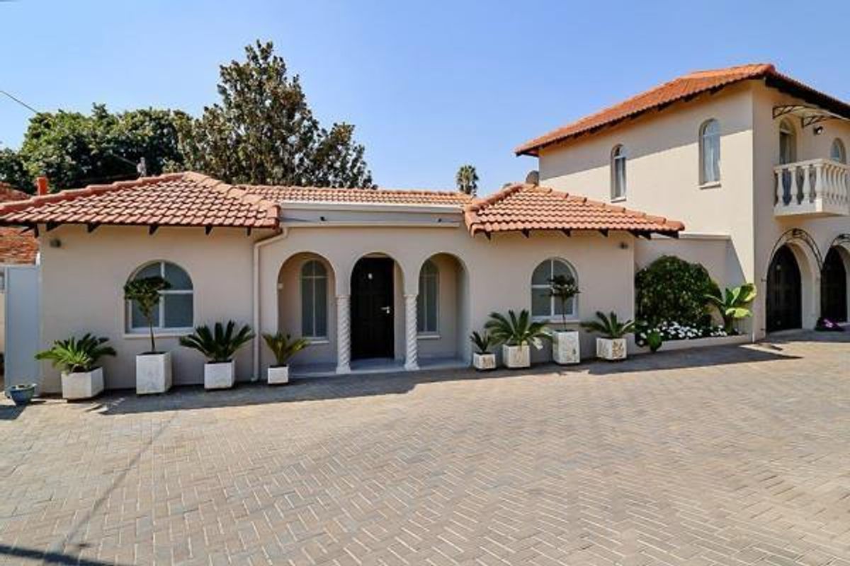 Stylish, Spacious & Secure – The Perfect Bedfordview Garden Apartment! - Photo 2