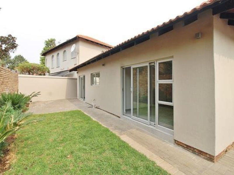 Stylish, Spacious & Secure – The Perfect Bedfordview Garden Apartment! - Photo 4