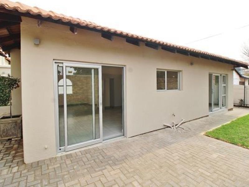 Stylish, Spacious & Secure – The Perfect Bedfordview Garden Apartment! - Photo 3