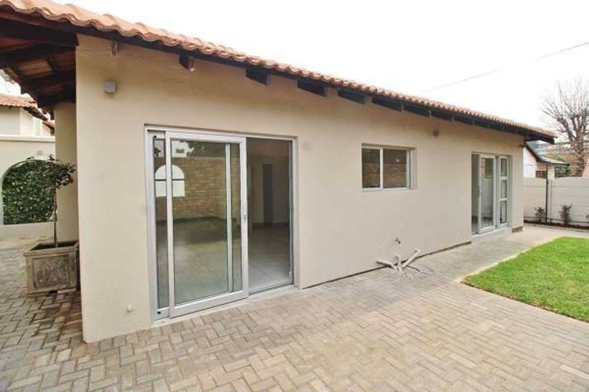Stylish, Spacious & Secure – The Perfect Bedfordview Garden Apartment! - Photo 3