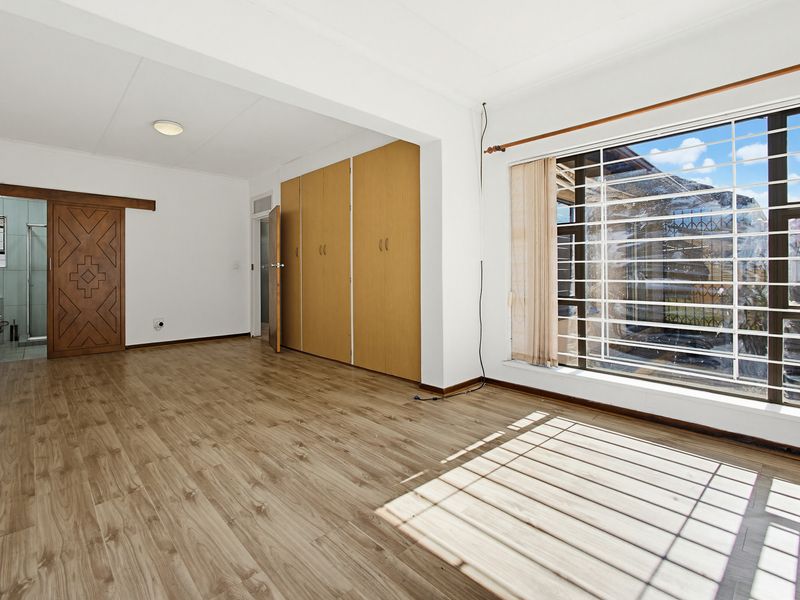 Charming Family Home with Cottage, Pool & Double Garage – Illiondale - Photo 9