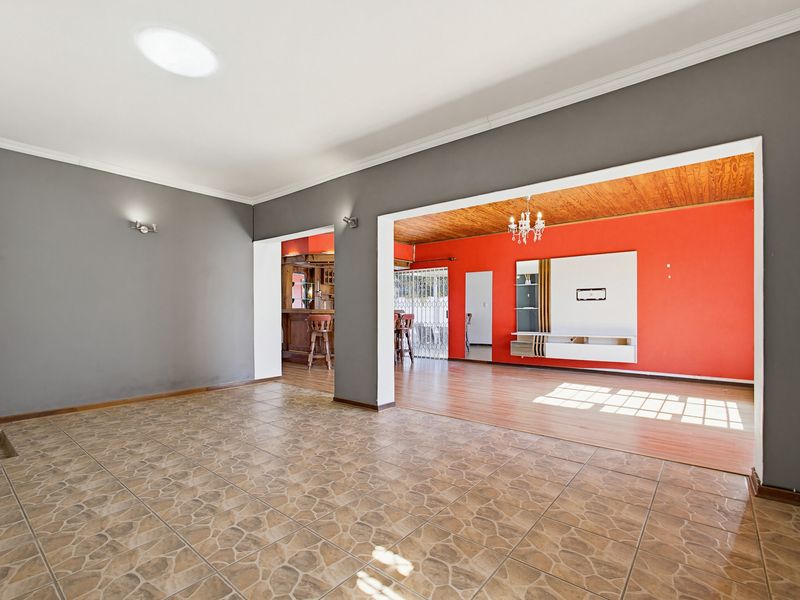 Charming Family Home with Cottage, Pool & Double Garage – Illiondale - Photo 3