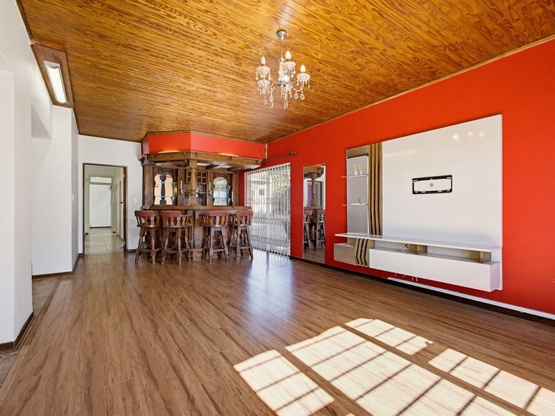 Charming Family Home with Cottage, Pool & Double Garage – Illiondale - Photo 4