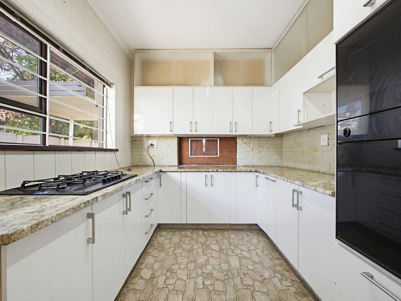 Charming Family Home with Cottage, Pool & Double Garage – Illiondale - Photo 6