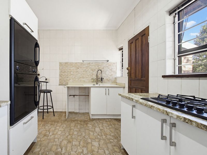 Charming Family Home with Cottage, Pool & Double Garage – Illiondale - Photo 5