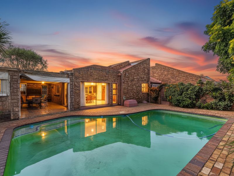 Spacious 4 bedroom family home in secure enclosure for sale. - Photo 1