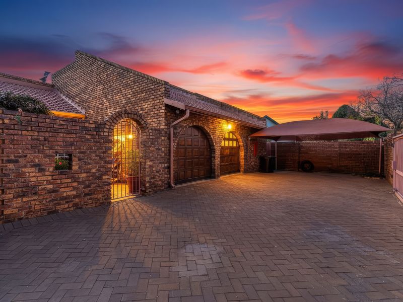 Spacious 4 bedroom family home in secure enclosure for sale. - Photo 2