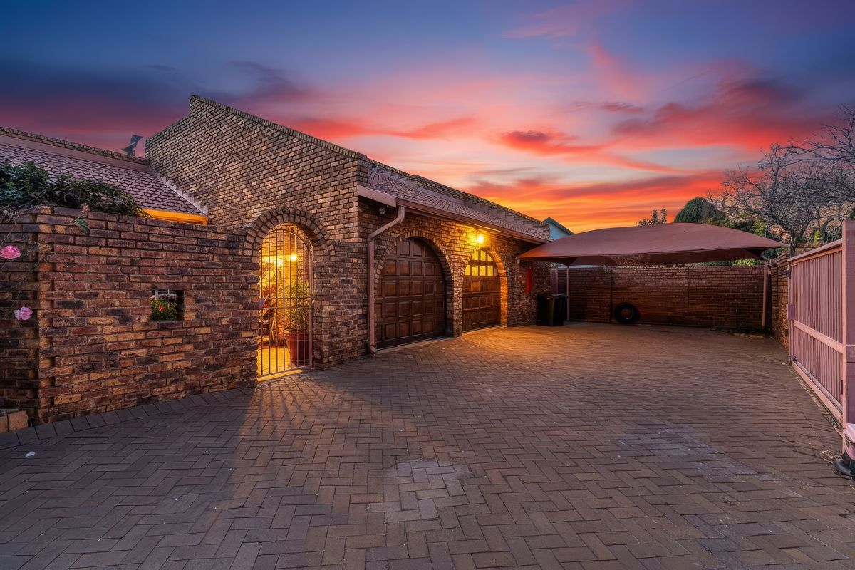 Spacious 4 bedroom family home in secure enclosure for sale. - Photo 2