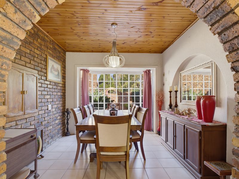 Spacious 4 bedroom family home in secure enclosure for sale. - Photo 10