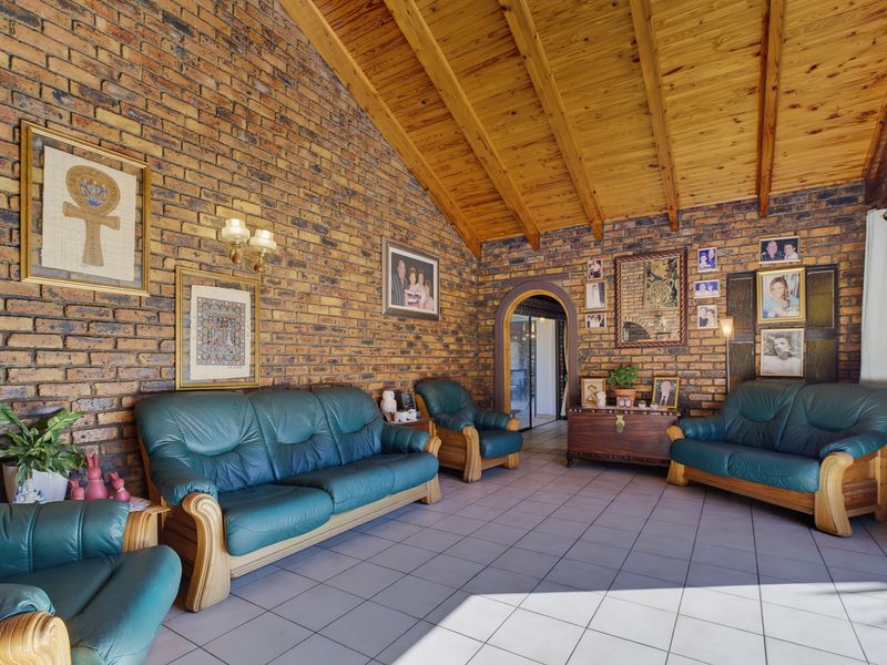 Spacious 4 bedroom family home in secure enclosure for sale. - Photo 8