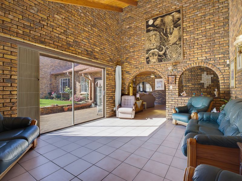 Spacious 4 bedroom family home in secure enclosure for sale. - Photo 9