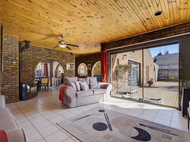 Spacious 4 bedroom family home in secure enclosure for sale. - Photo 7