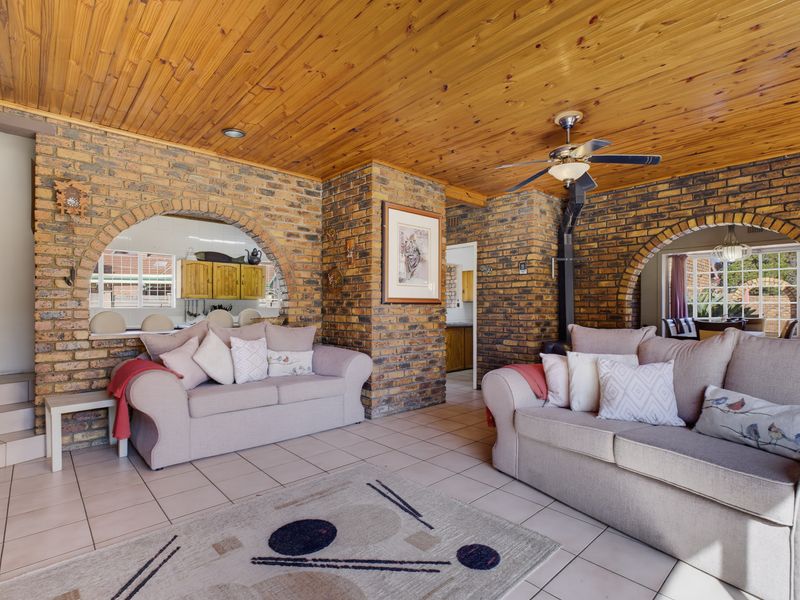 Spacious 4 bedroom family home in secure enclosure for sale. - Photo 6