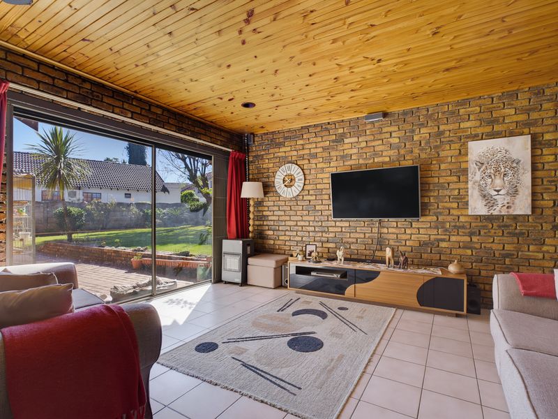 Spacious 4 bedroom family home in secure enclosure for sale. - Photo 5