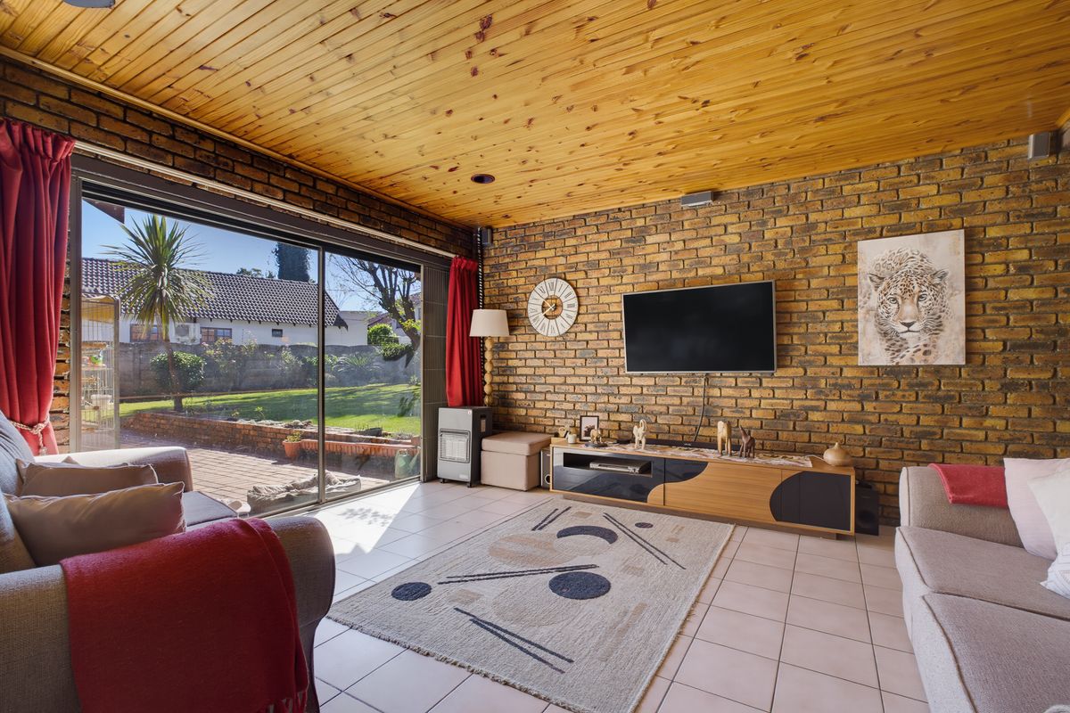 Spacious 4 bedroom family home in secure enclosure for sale. - Photo 5