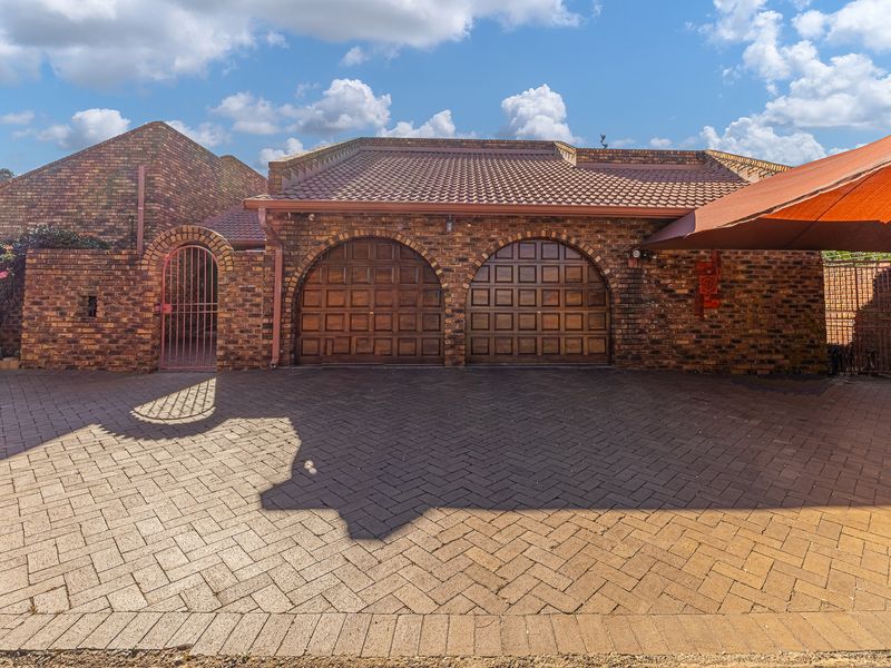 Spacious 4 bedroom family home in secure enclosure for sale. - Photo 4