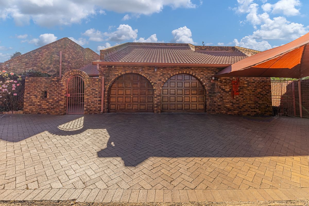 Spacious 4 bedroom family home in secure enclosure for sale. - Photo 4