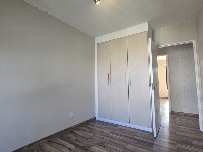 Newly renovated 3 bed 2 bath upstairs unit. - Photo 9
