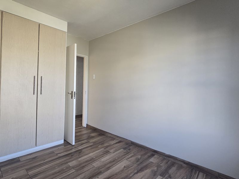Newly renovated 3 bed 2 bath upstairs unit. - Photo 10