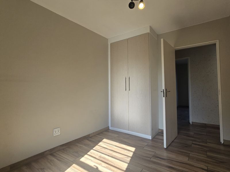 Newly renovated 3 bed 2 bath upstairs unit. - Photo 8