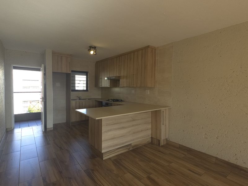 Newly renovated 3 bed 2 bath upstairs unit. - Photo 4