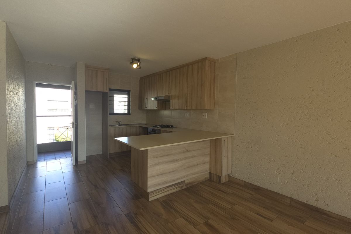 Newly renovated 3 bed 2 bath upstairs unit. - Photo 4