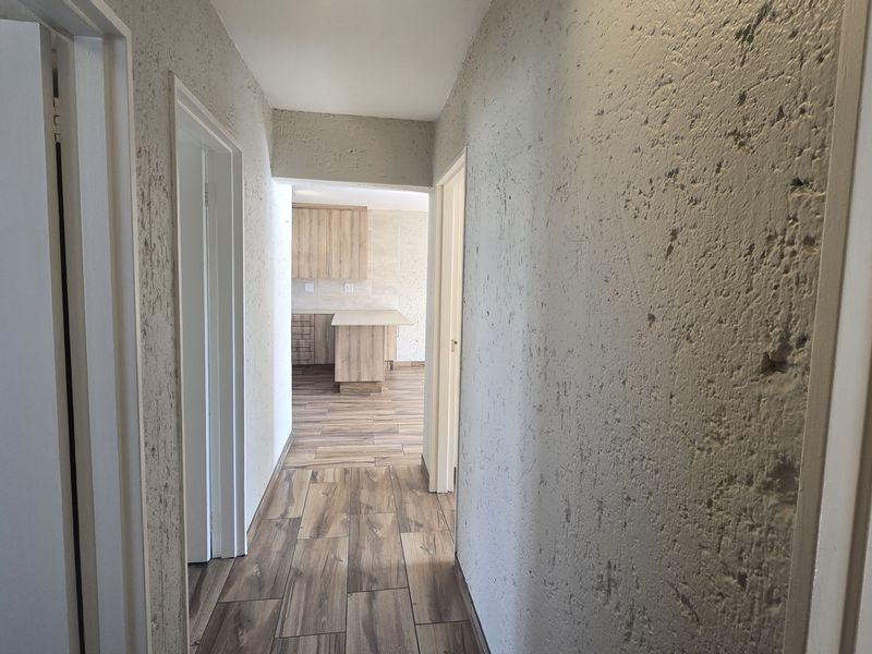 Newly renovated 3 bed 2 bath upstairs unit. - Photo 6